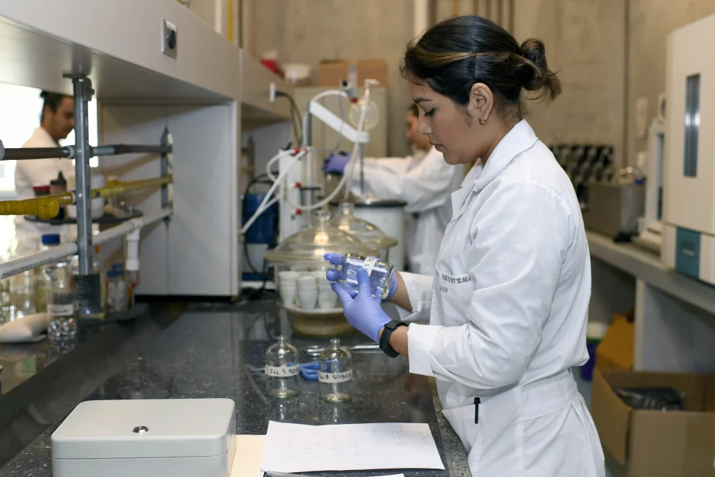 Estudiantes de la carrera haciendo uso del laboratorio