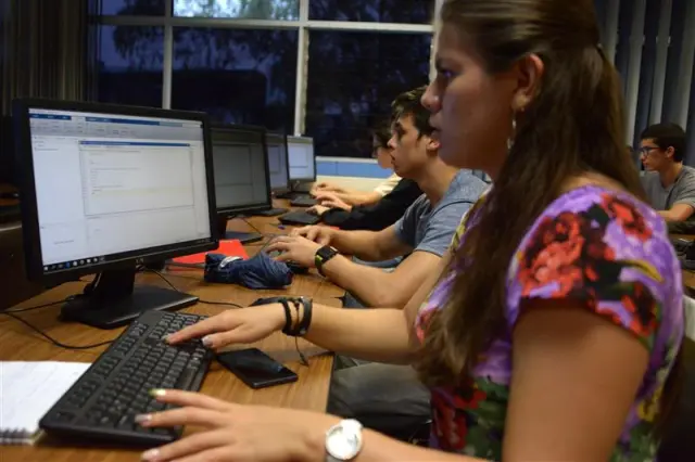 Estudiantes de la carrera haciendo uso del laboratorio